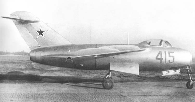 Lavochkin La-15 jet fighter in side view with number 415