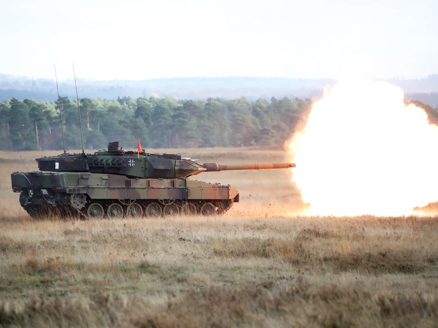 Leopard 2 military land vehicle image 1