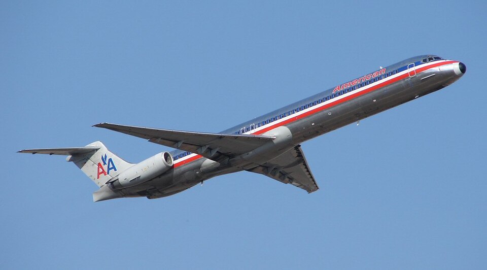 American Airlines McDonnell Douglas MD-80 in flight, showing the narrow-body twinjet airliner produced by McDonnell Douglas.