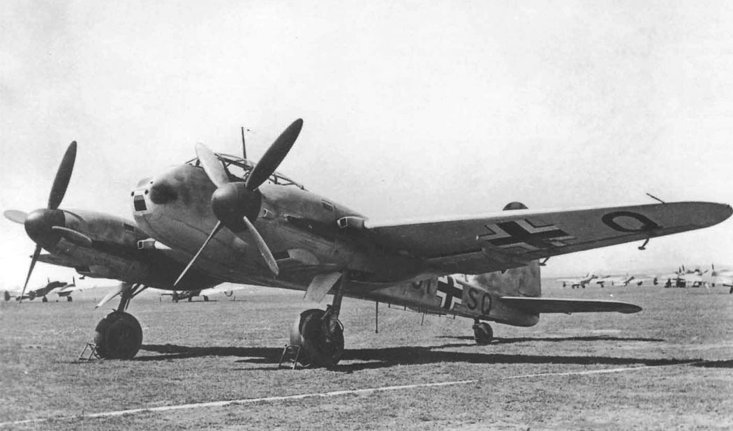 Messerschmitt Me 210 side view on landing gear