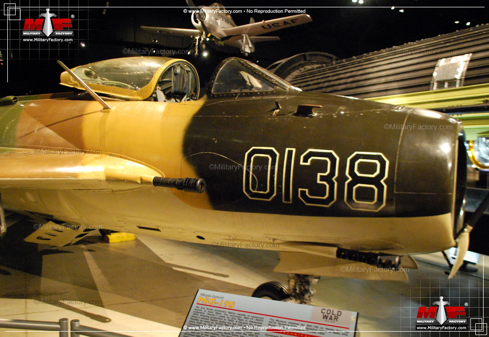 Mikoyan-Gurevich MiG-19 - Image of the Mikoyan-Gurevich MiG-19 (Farmer)