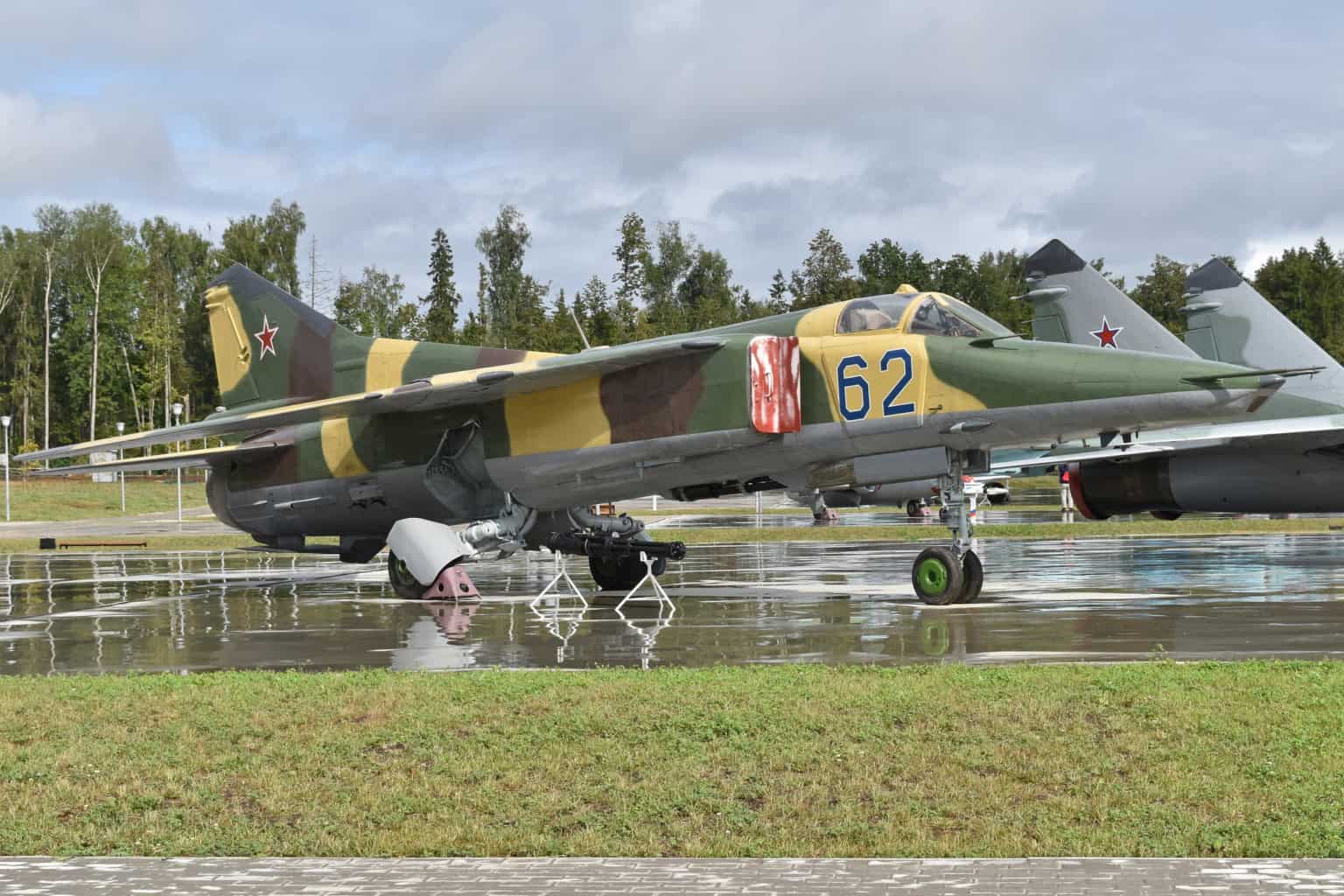 Mikoyan-Gurevich MiG-27 - Mikoyan-Gurevich MiG-27 ’62 blue’