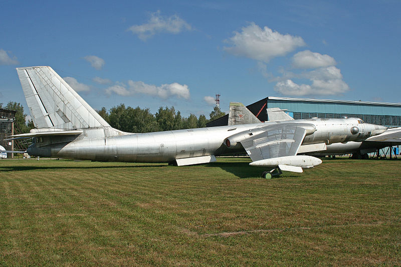 Myasishchev M-4 - Myasishchev M-4 Bison (3MD) au sol Myasishchev M-4 (OTAN : Bison)