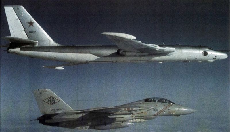 Myasishchev M-4 - Myasishchev M-4 Bison (3M) sovi?tique escort? par un F-14A Myasishchev M-4 (OTAN : Bison)