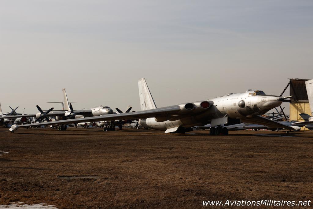 Myasishchev M-4 - Myasishchev M-4 Bison (3MD) vu de l'avant par Ansierra117 Myasishchev M-4 (OTAN : Bison)