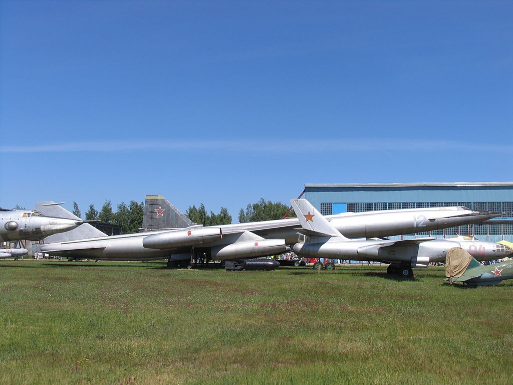 Myasishchev M-50 - Myasishchev M-50 Bounder vu de profil Myasishchev M-50 (OTAN : Bounder)