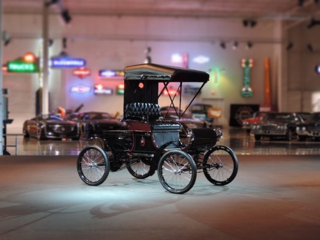 1903 Oldsmobile Curved Dash Runabout.