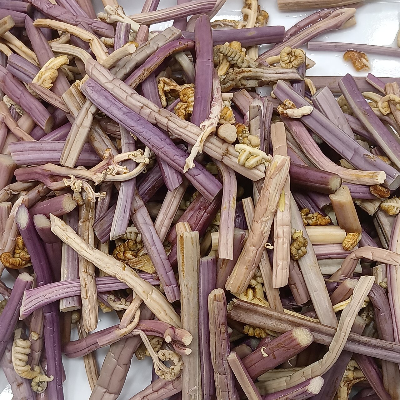 Dried bracken greens