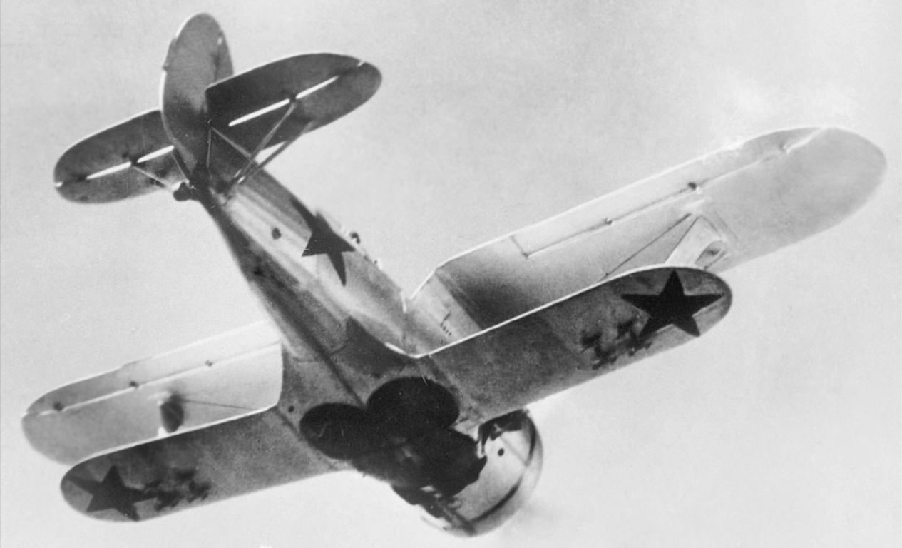 Polikarpov I-153 - Polikarpov I-153 undersides seen in flight Aircraft of World War II