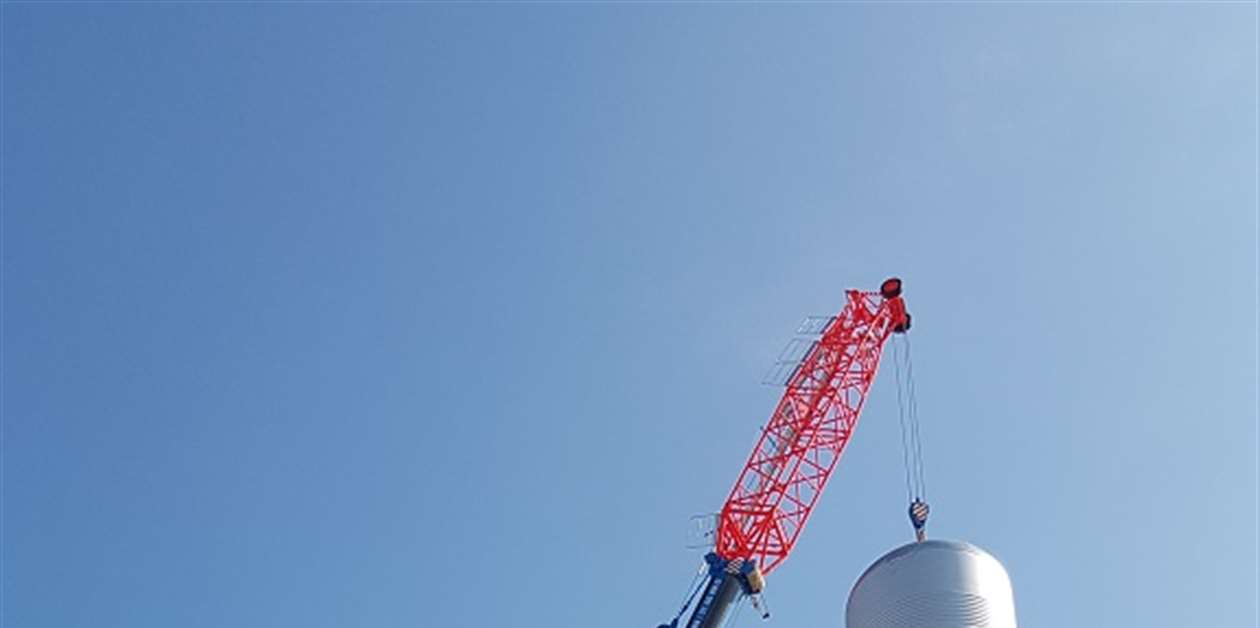 Demag lifts beer tank - KHL Group.