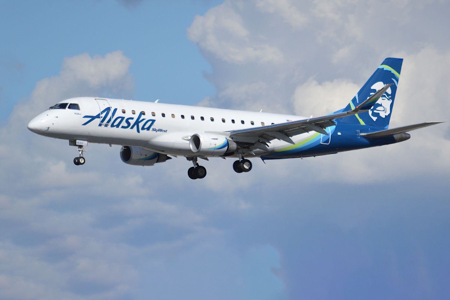 Aircraft Profile: Embraer E175 - mba Aviation.
