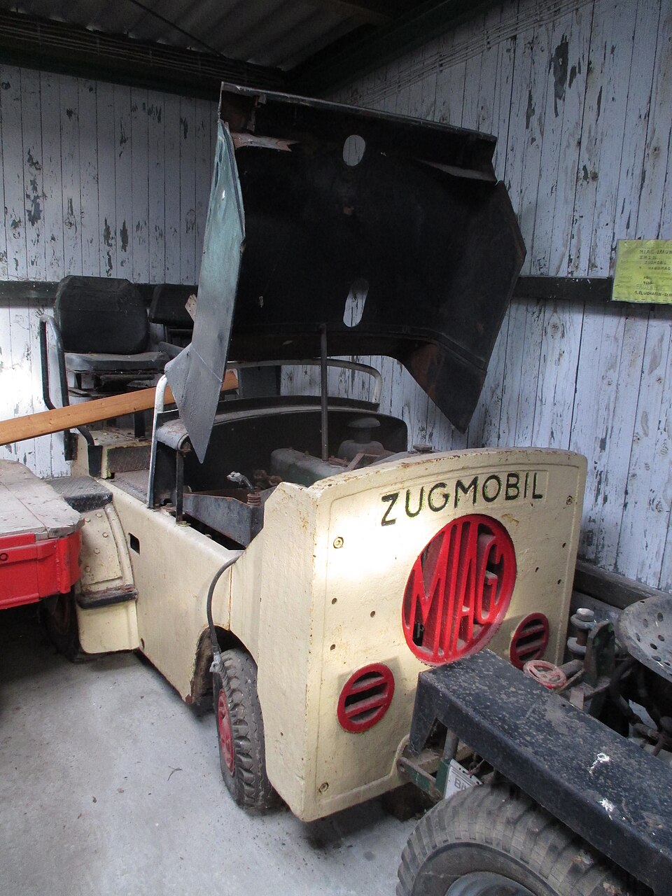File:Sonsbeck-Traktorenmuseum-MIAG Flughafenschlepper.jpg for the POLIS manufacturer profile.