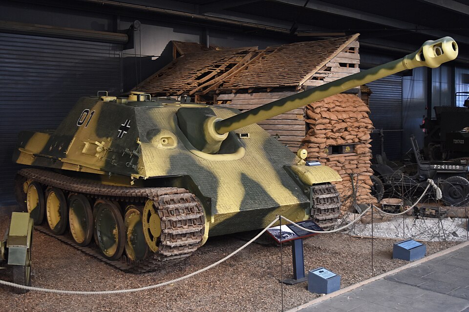 File:Jagdpanther Command vehicle ’01 black’ – IWM Duxford (51295881020).jpg for the POLIS manufacturer profile.