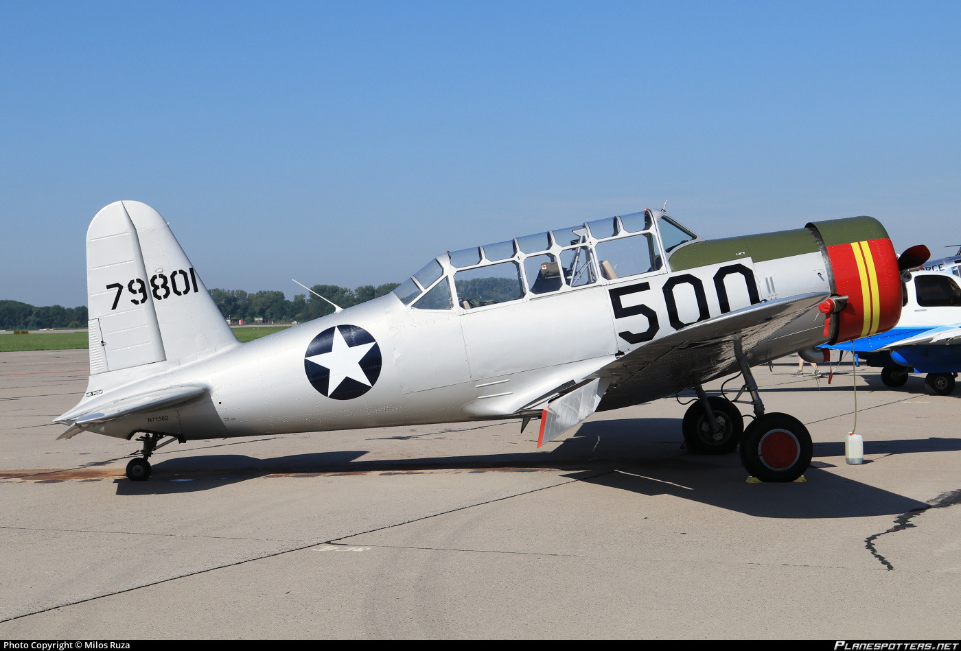 Vultee Bt-13 Valiant · The Encyclopedia of Aircraft David C. Eyre.