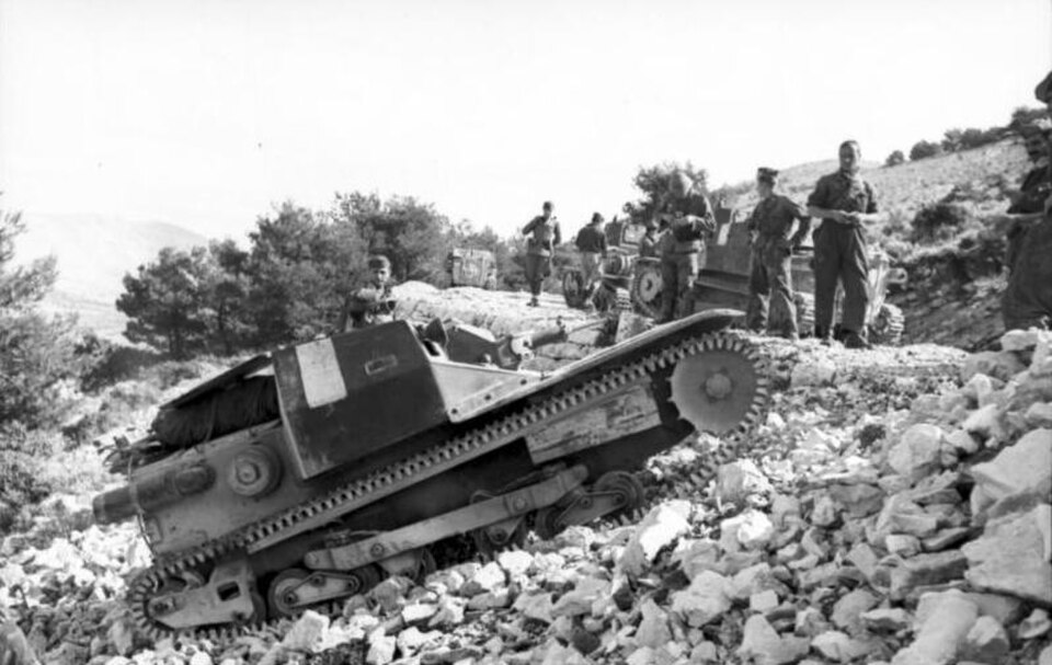 CV-33 (L3/33) military land vehicle image 1