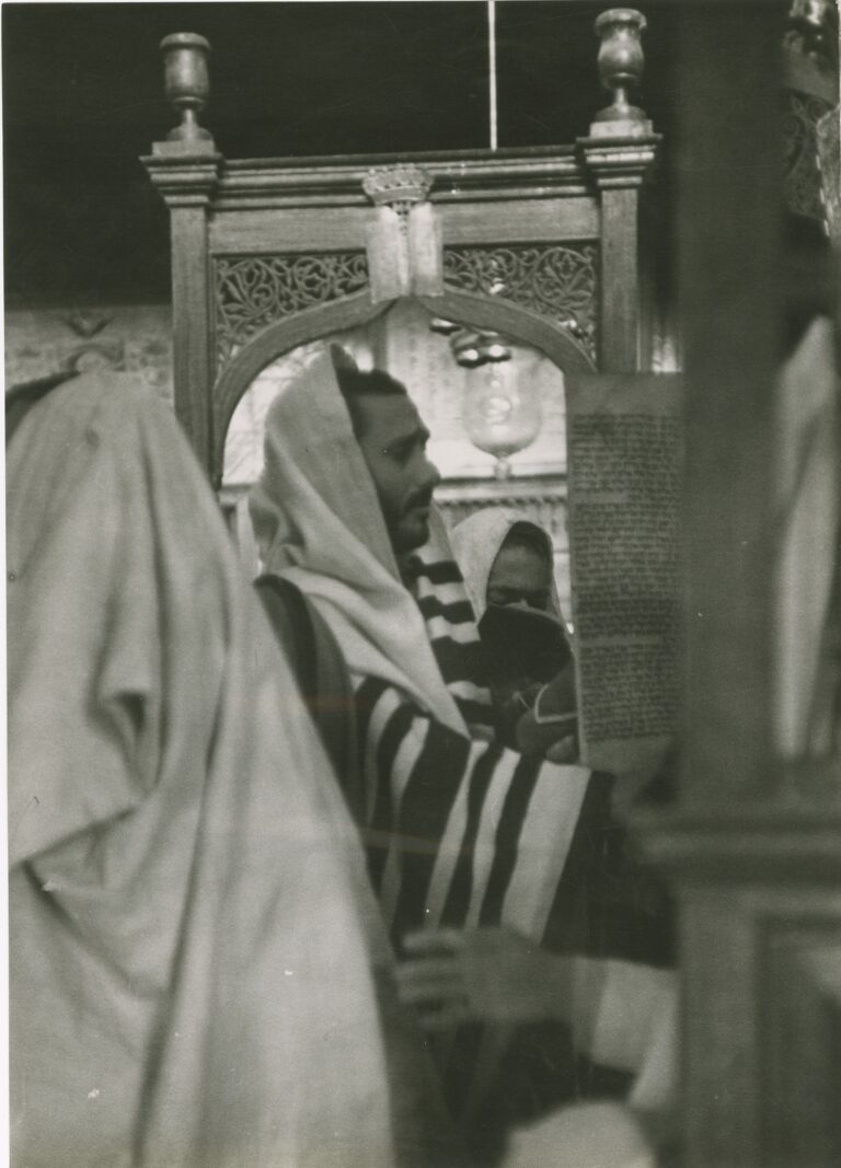 Rabbi reading the Torah in the synagogue of Djerba