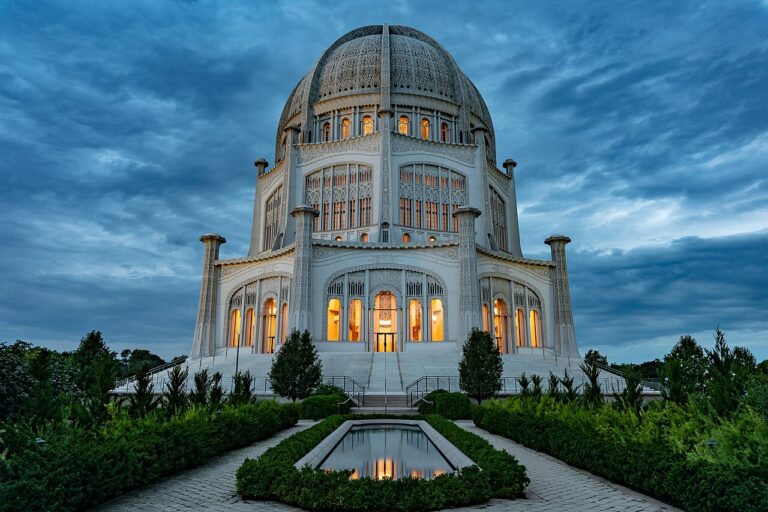 BahÃ¡'Ã­ temple at dusk