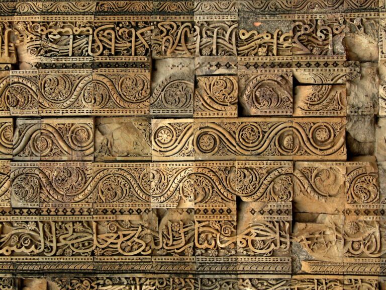 Calligraphy on the arches of Quwwat Ul-Islam mosque, Qtub minar complex