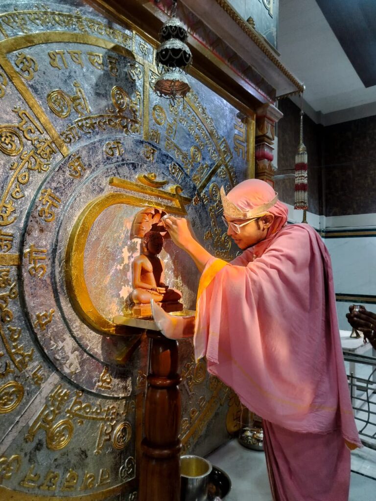 Jain shravak performing the ritual of Jinabhishek