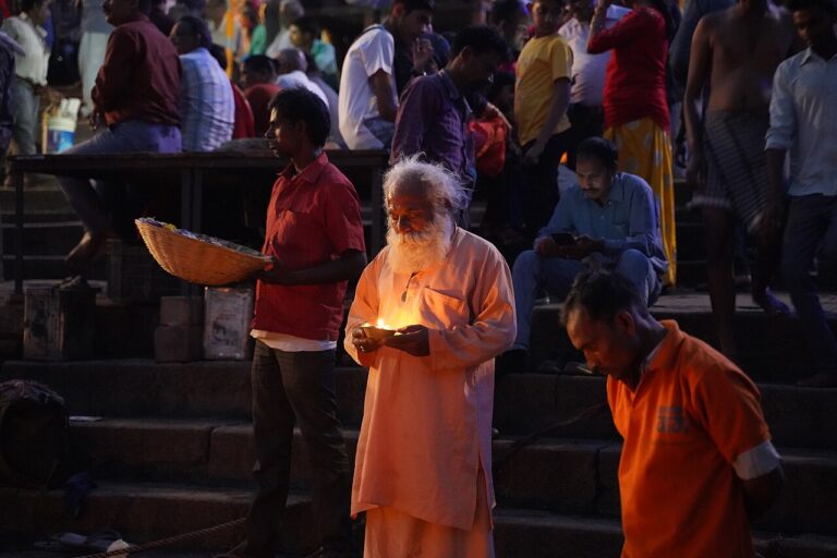 Glowing reverence - A prayer on the banks of the Ganges