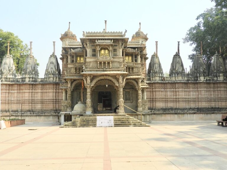 Hutheesing Jain Temple, Large