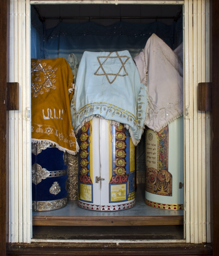 Keneseth Eliyahoo Synagogue, Interior, Tora Cases