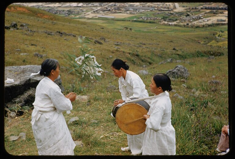 Koreaanse vrouwen dansen voor een berggod, NG-2009-136-31