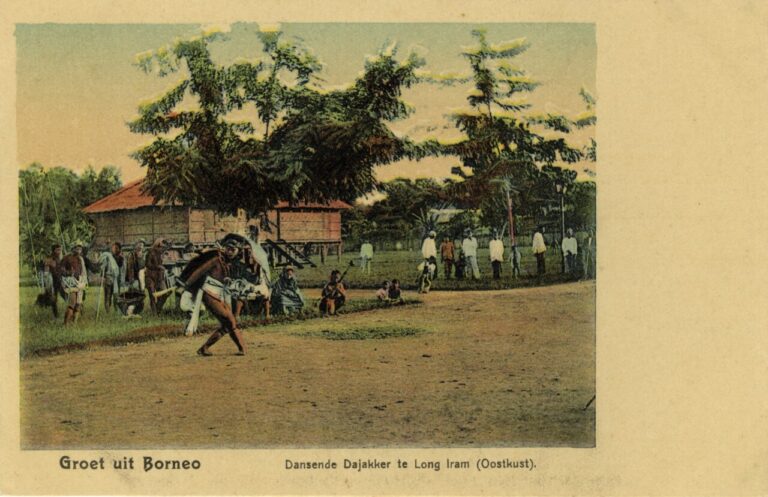 Groet uit Borneo. Dansende Dajakker te Long Iram (Oostkust), KITLV