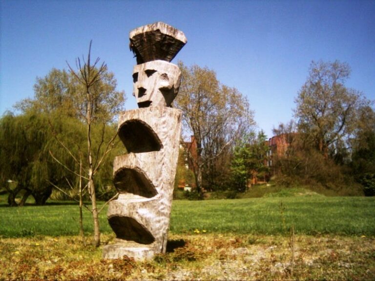 Rewe ceremonial pole