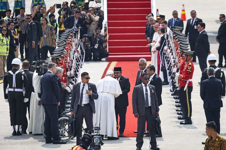 Pope Francis Departs to Papua New Guinea (2)
