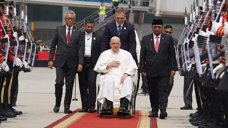 Pope Francis departs to Papua New Guinea