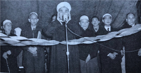 Imam Liu Youxin leading prayers in the 1950 s