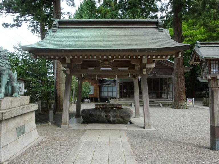 Kinken-Gu Temizu-sha purifying with spring water