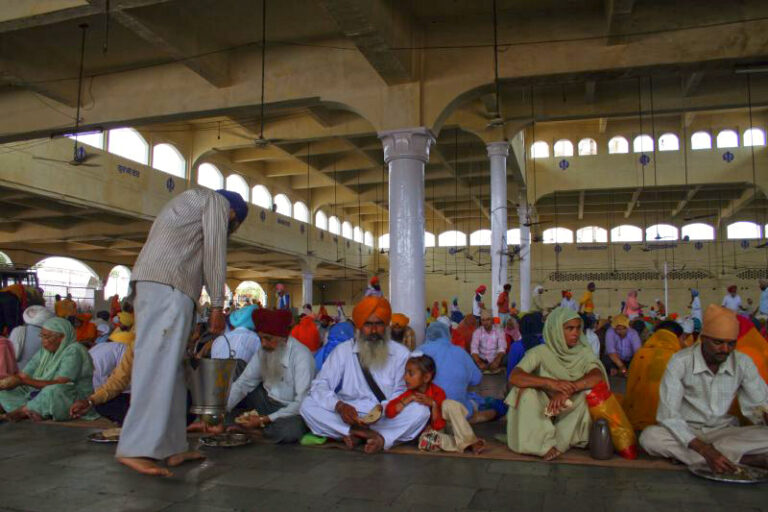 Communal lunch in Keshgarh Sahib