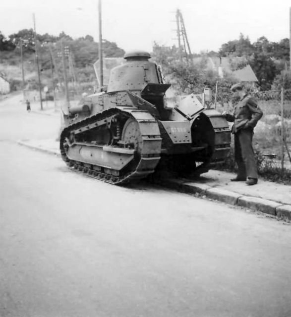 Renault FT military land vehicle image 1