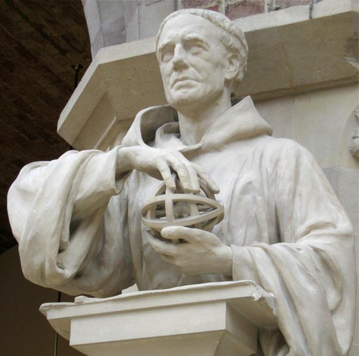Roger Bacon statue at the Oxford University Museum