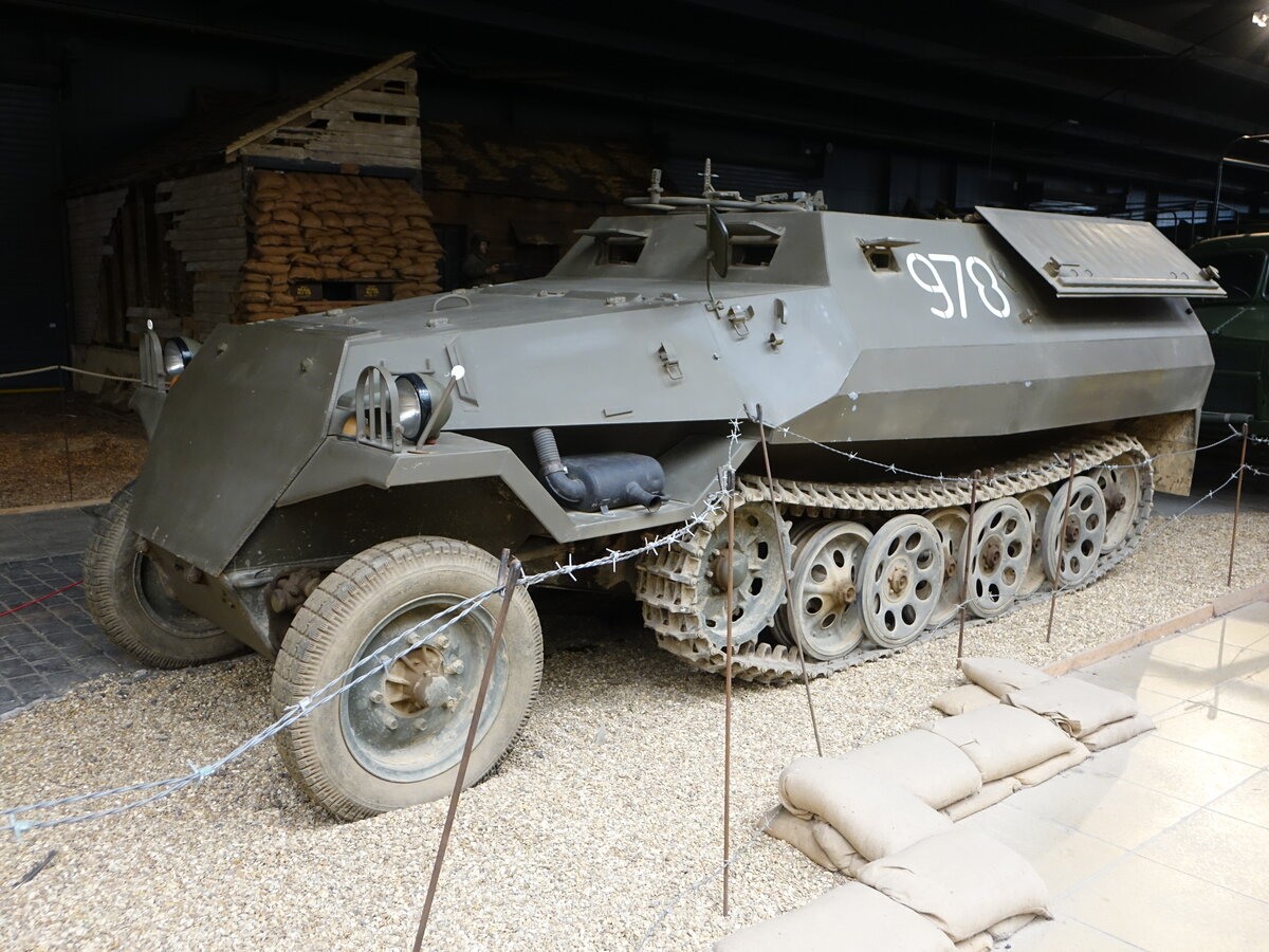 Sd.Kfz. 251 military land vehicle image 1