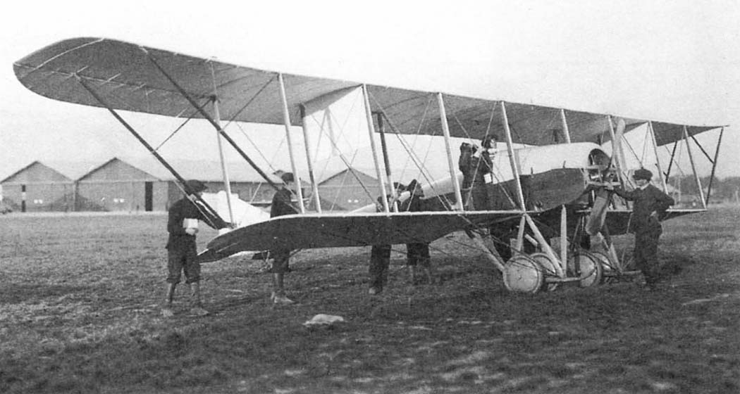 Sikorsky S-10 with ground crew