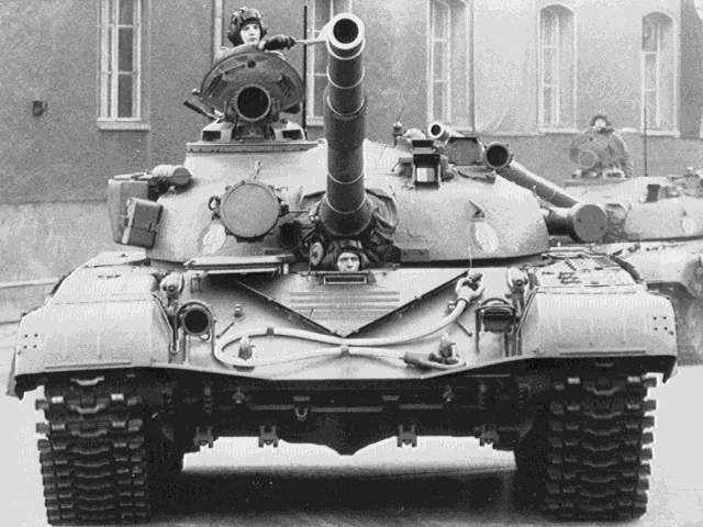 T-72 military land vehicle image 1