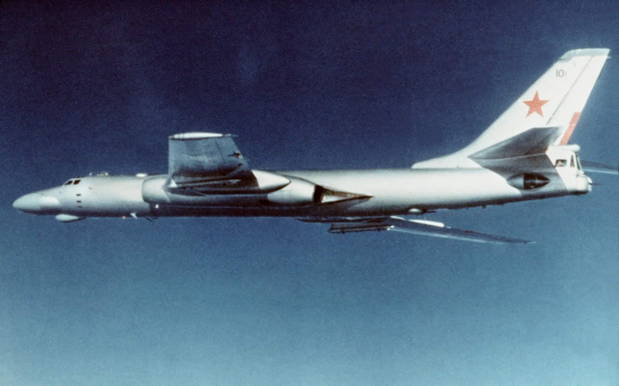 Tupolev Tu-16 - Soviet Tu-16K-10-26 Badger C in flight in 1984. Tupolev Tu-16 ? History, Technical Data & Photos ? AeroCorner