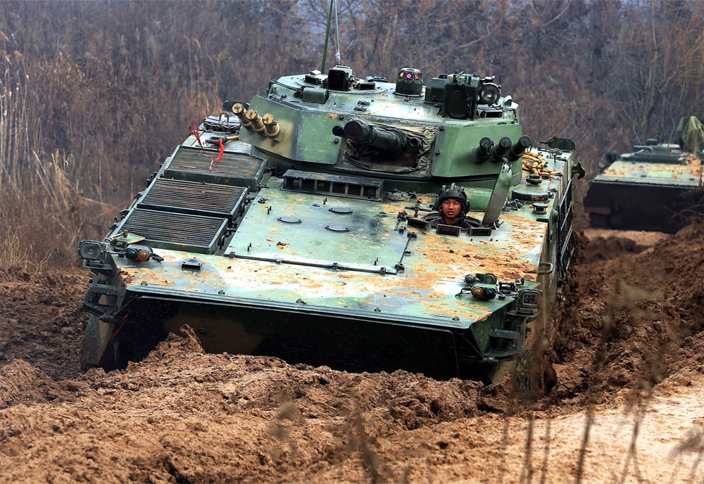 Type 04 (ZBD-04) military land vehicle image 1