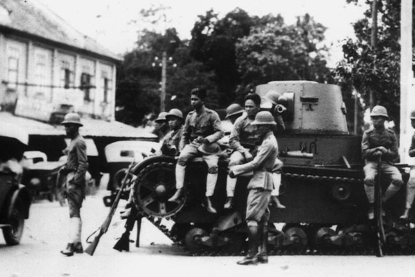 Vickers 6-ton (Mark E) military land vehicle image 1