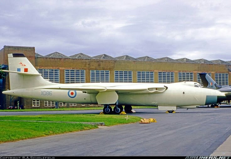 Vickers Valiant - Pin by Hal Cohen on Valiant Vickers valiant, British aircraft
