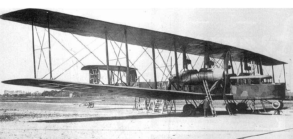 Zeppelin-Staaken R.VI four-engine heavy bomber side view on the ground